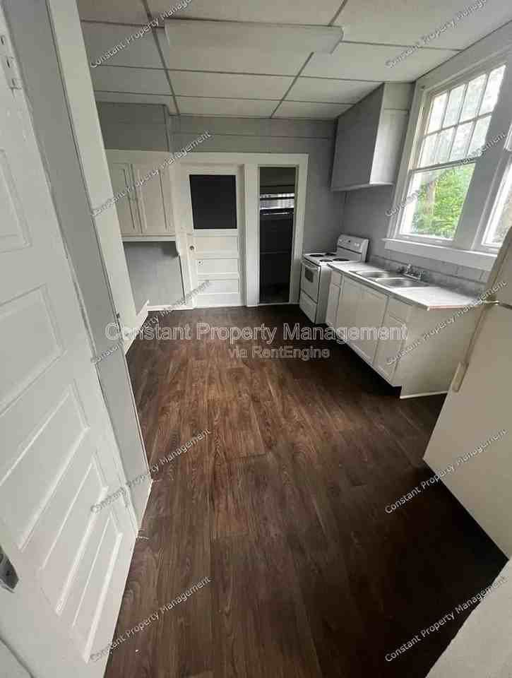 616 W Poplar St #1 - Photo 6 of 7