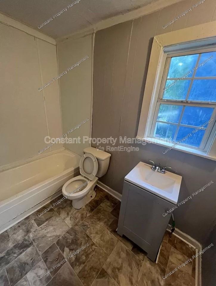 616 W Poplar St #1 - Photo 7 of 7