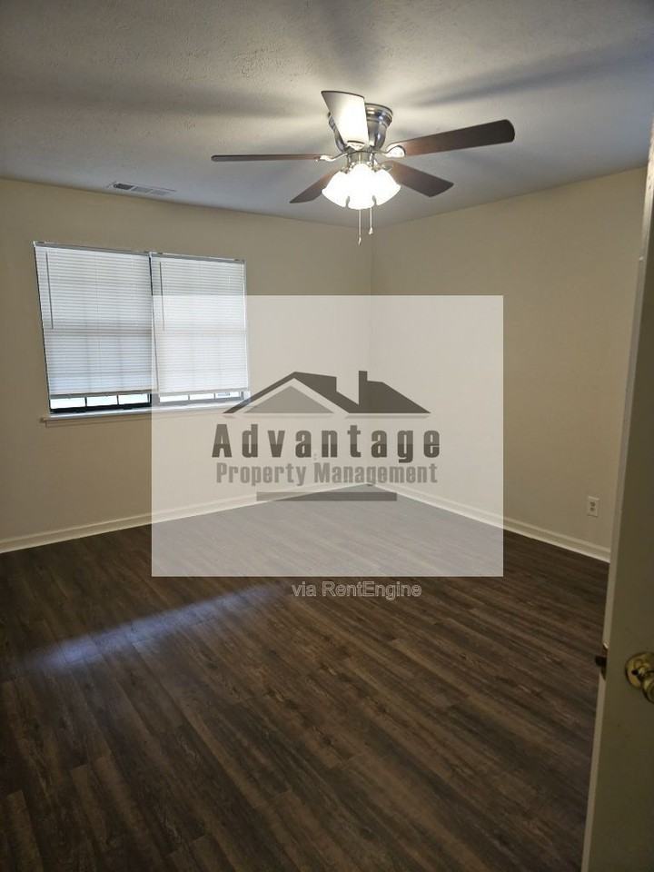 1085 Eastview Rd Ne #A - Photo 4 of 7