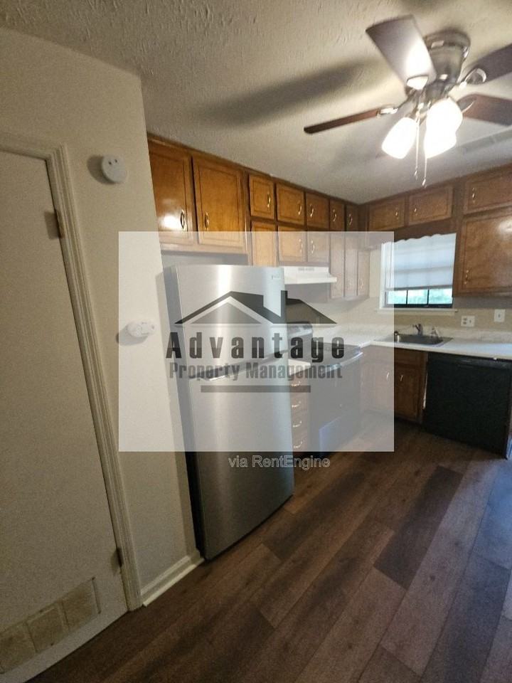 1085 Eastview Rd Ne #A - Photo 2 of 7