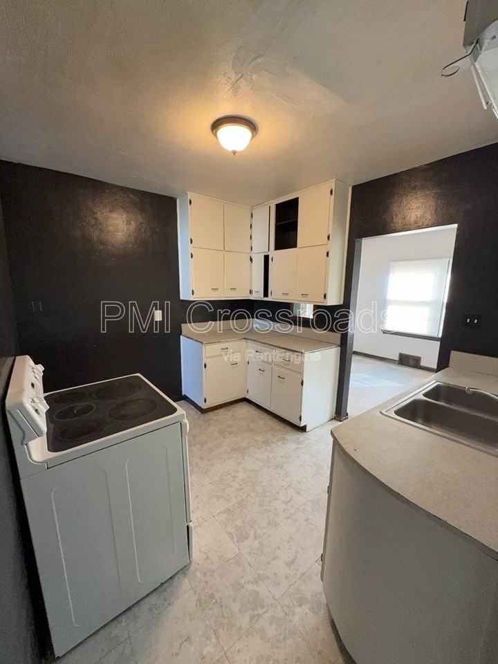 2613 Louise St - Photo 7 of 34