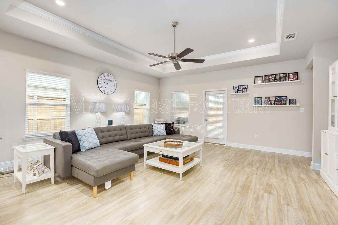5702 Overland Dr - Photo 5 of 27