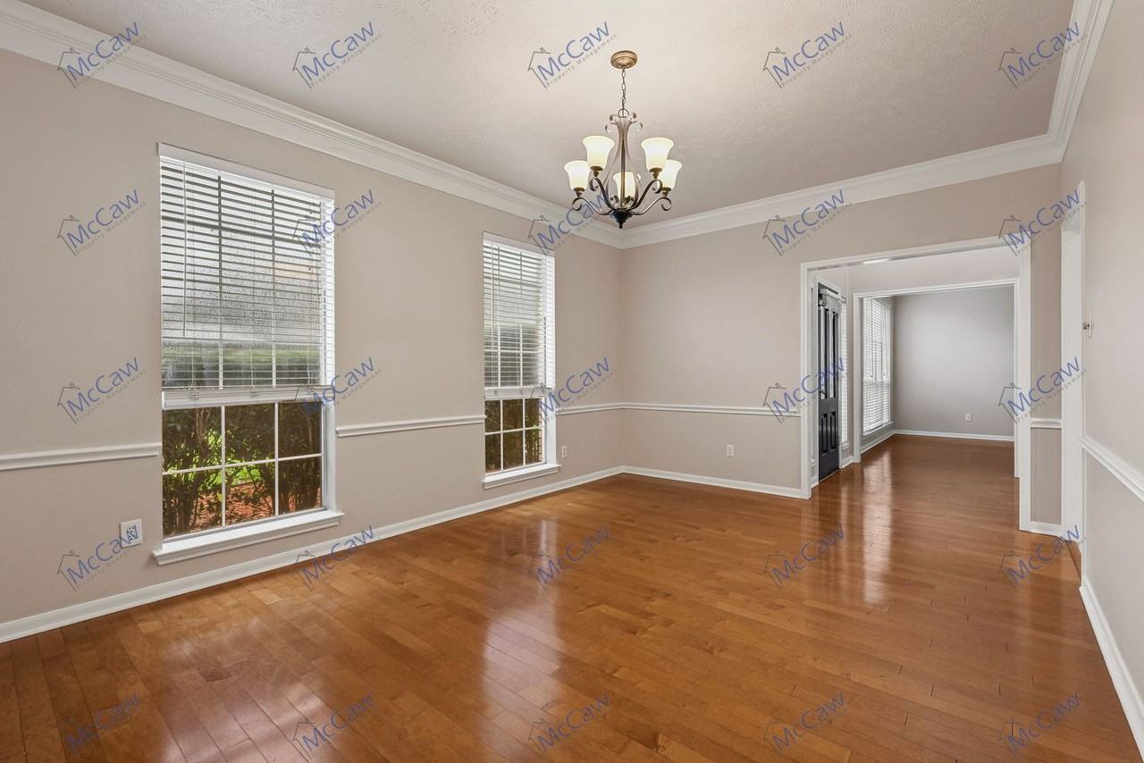 3211 Wessex Cir - Photo 3 of 25