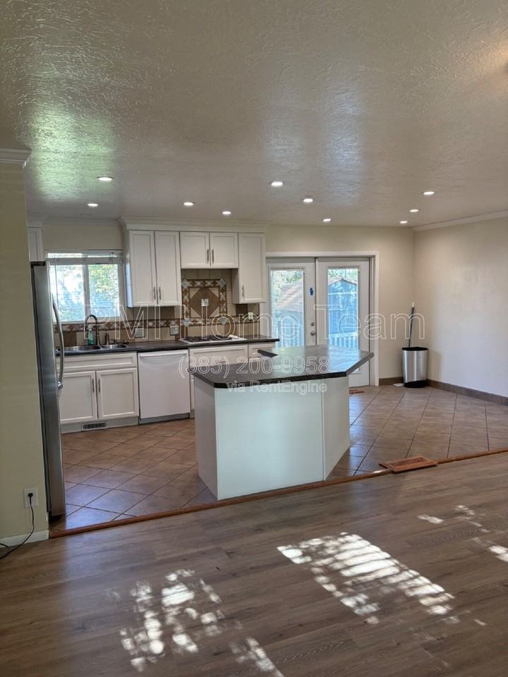 6068 S 2850 W - Photo 5 of 36