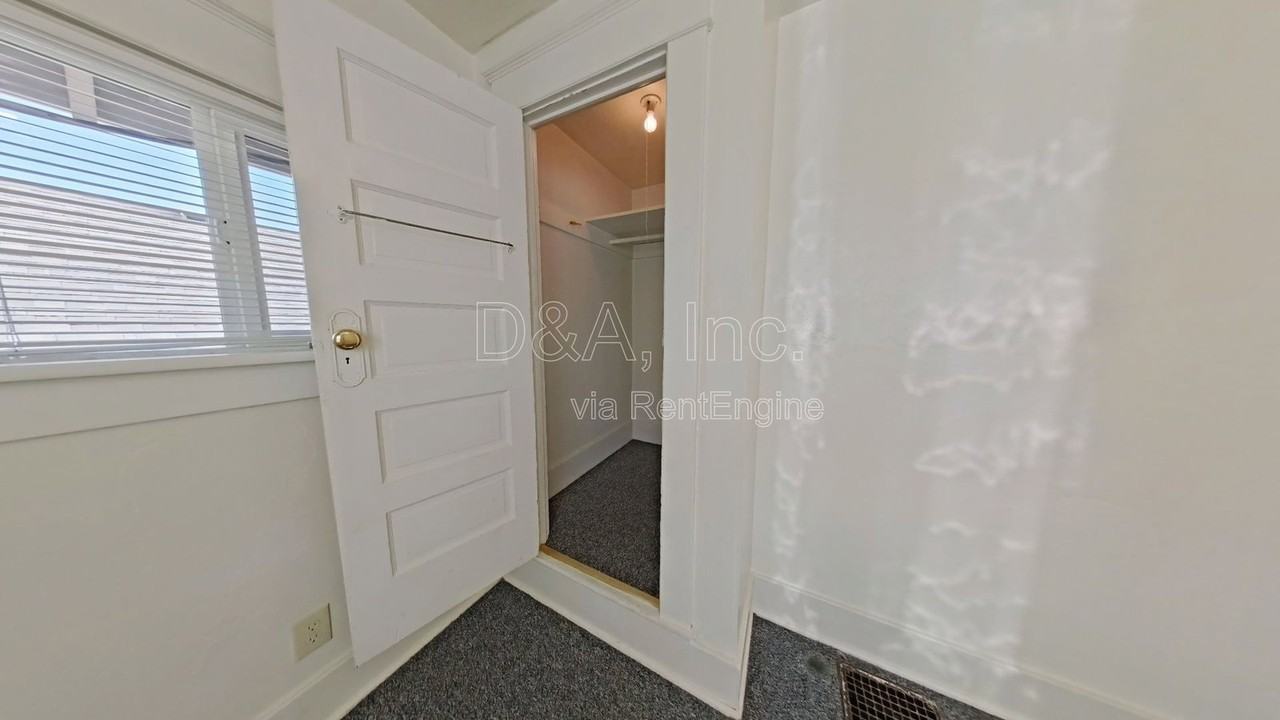 242 Nw 15th St #1 - Photo 3 of 8