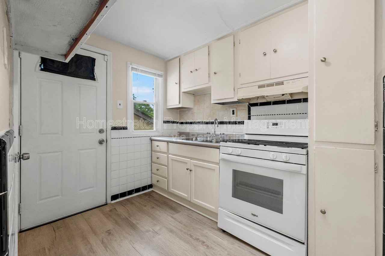8124 Titus Rd - Photo 3 of 28