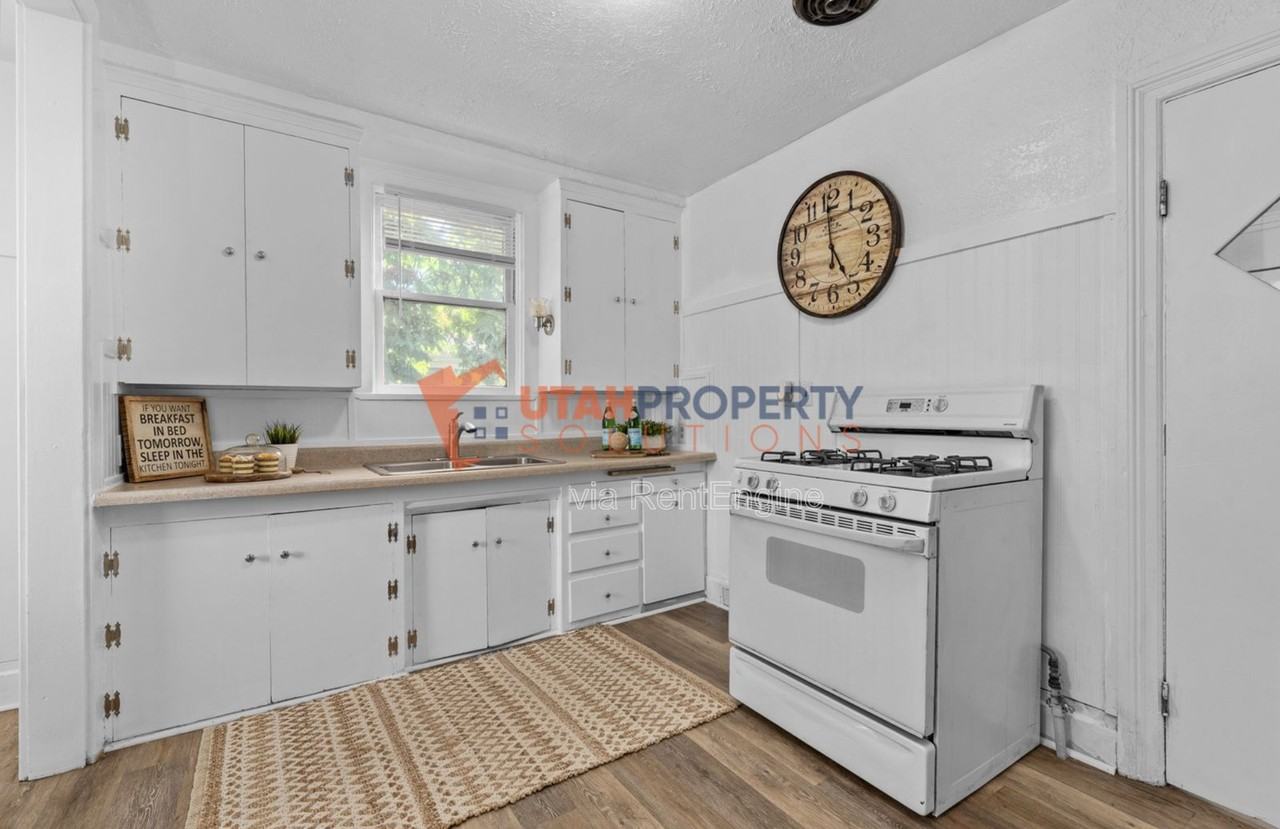 2263 S Green St - Photo 3 of 9