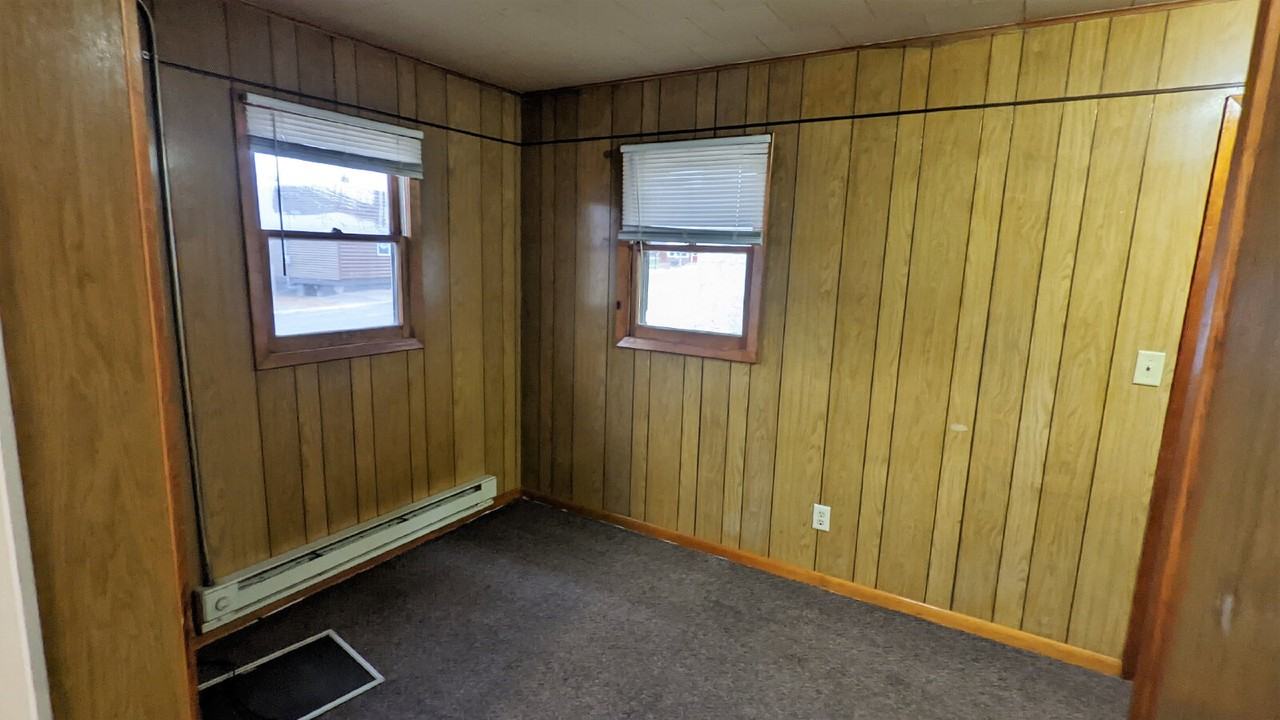 104 Pine St - Photo 4 of 6