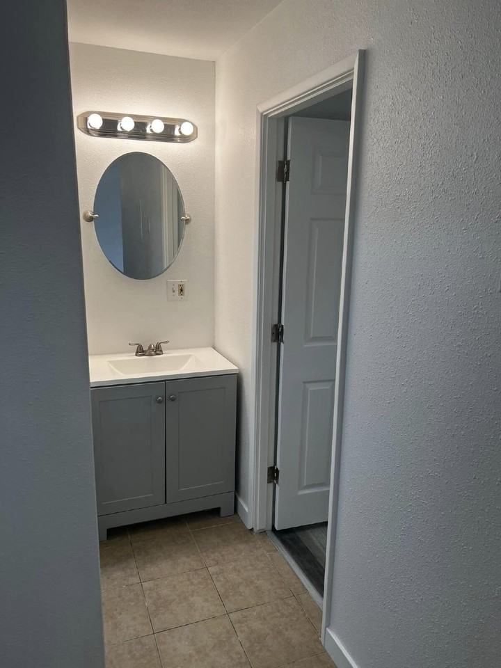 220 N 8th St - Photo 5 of 6