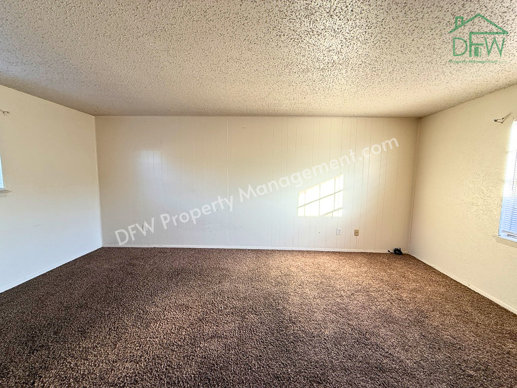 1021 Pleasant Valley Ln - Photo 3 of 18