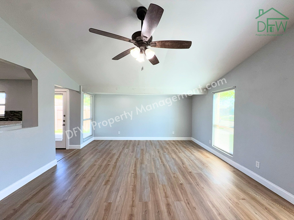 8917 Vernon Dr - Photo 4 of 21
