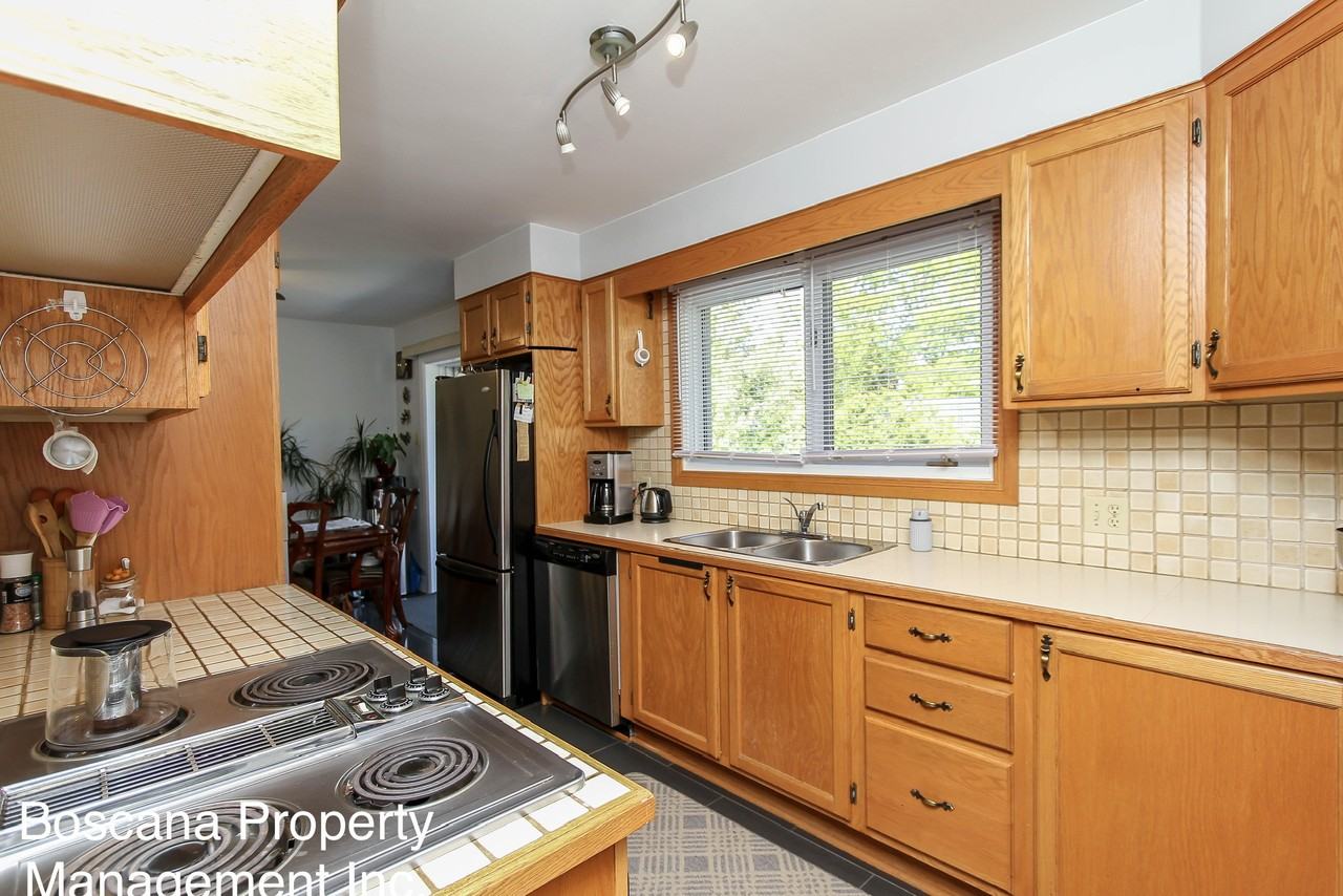 39 Sycamore Dr - Photo 4 of 22