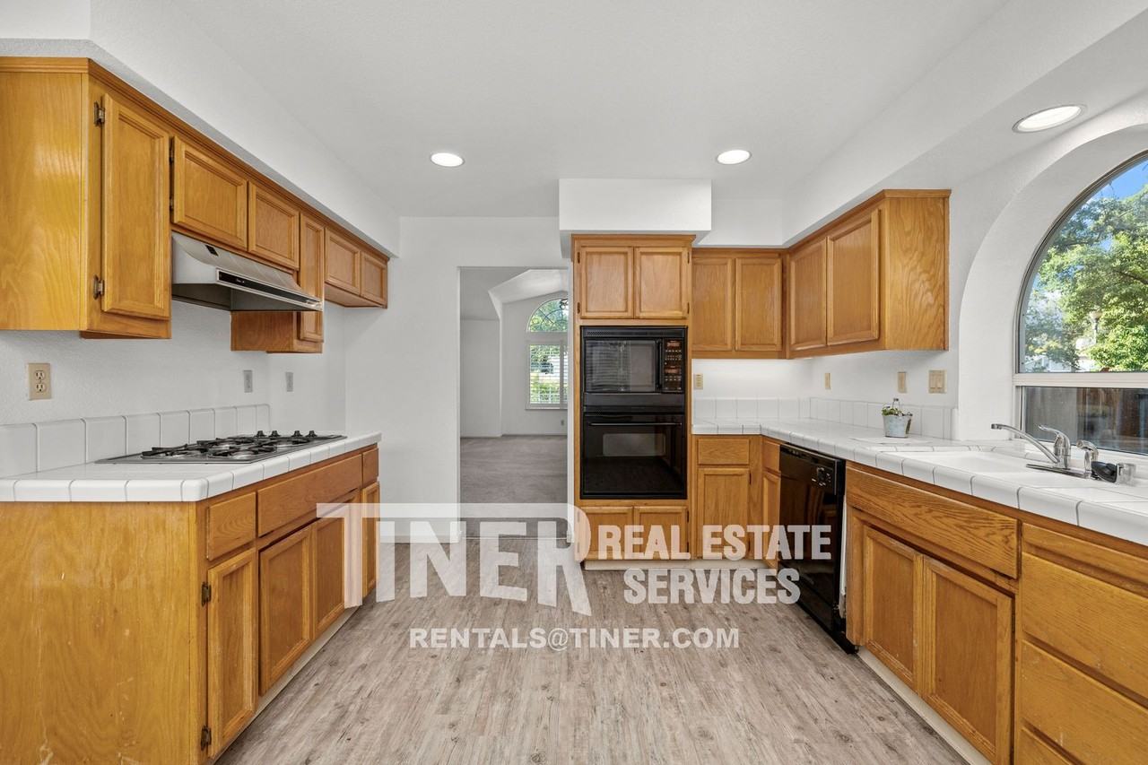 180 Briggs Ranch Dr - Photo 3 of 38