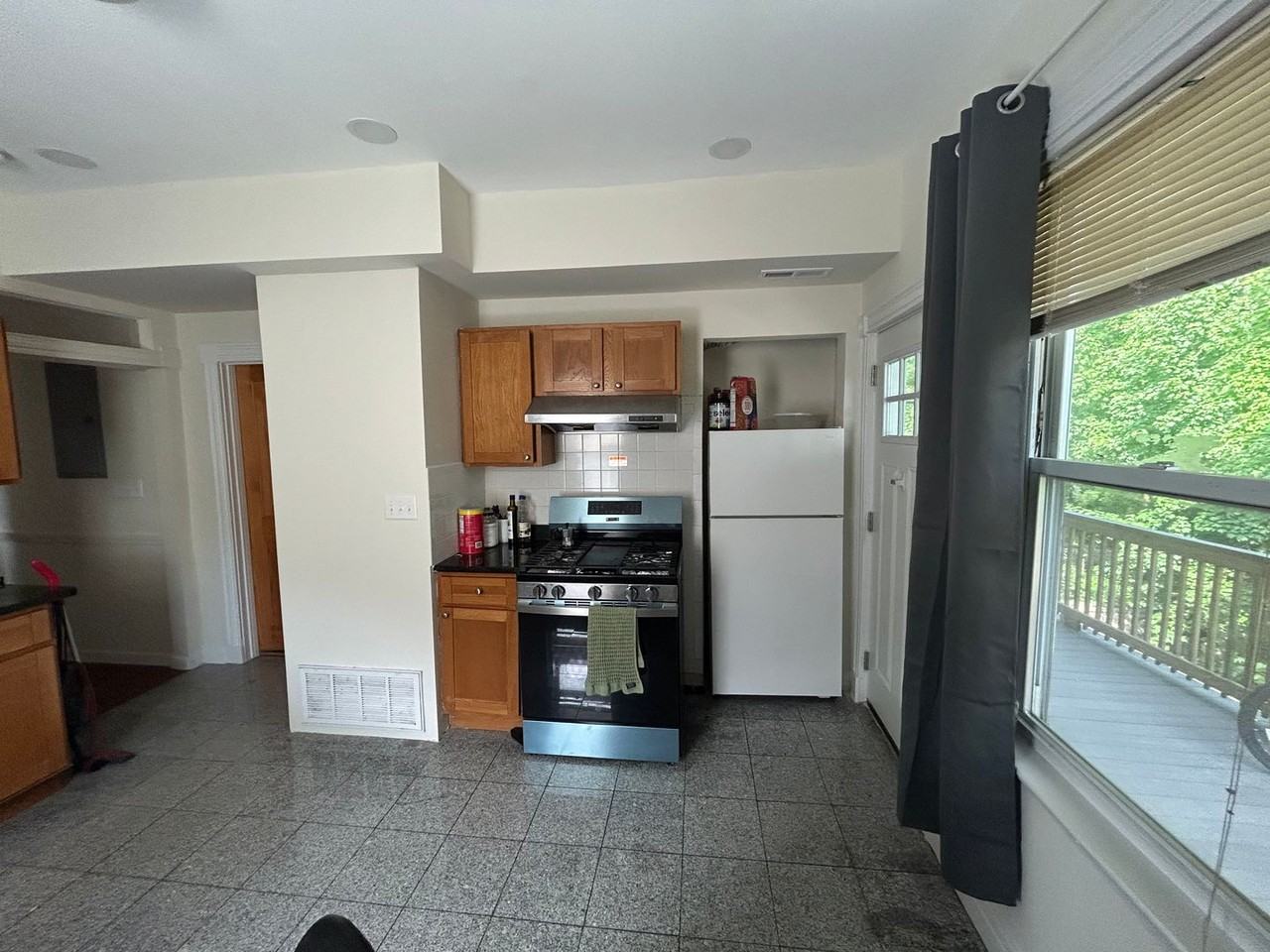 190 Highland St - Photo 6 of 11