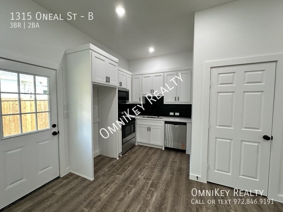 1315 Oneal St #B - Photo 3 of 16