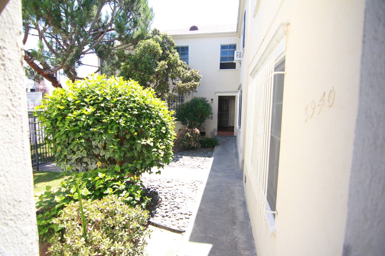 5920 Melrose Ave #6 - Photo 3 of 15