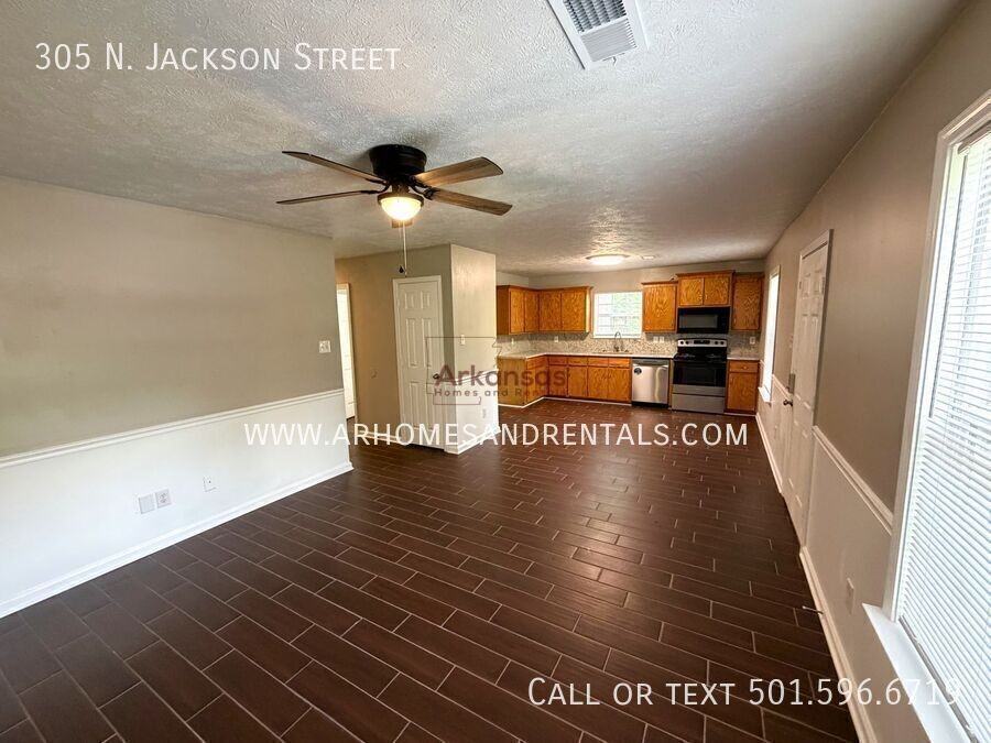 305 N Jackson St - Photo 3 of 13