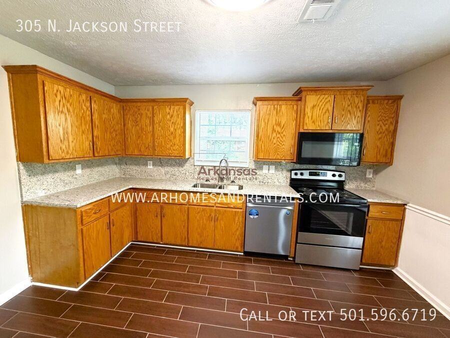305 N Jackson St - Photo 4 of 13