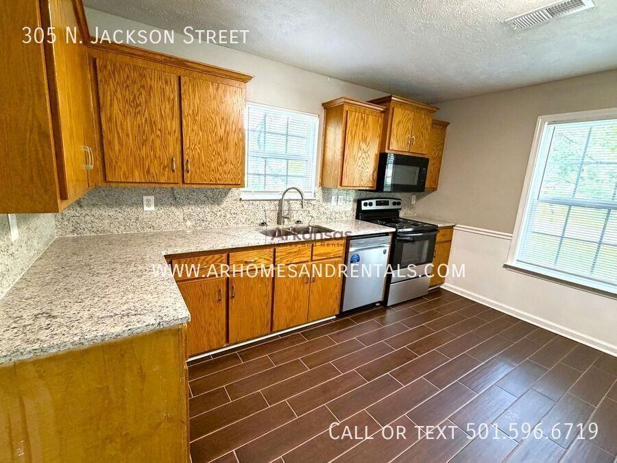 305 N Jackson St - Photo 5 of 13