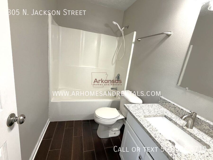 305 N Jackson St - Photo 6 of 13