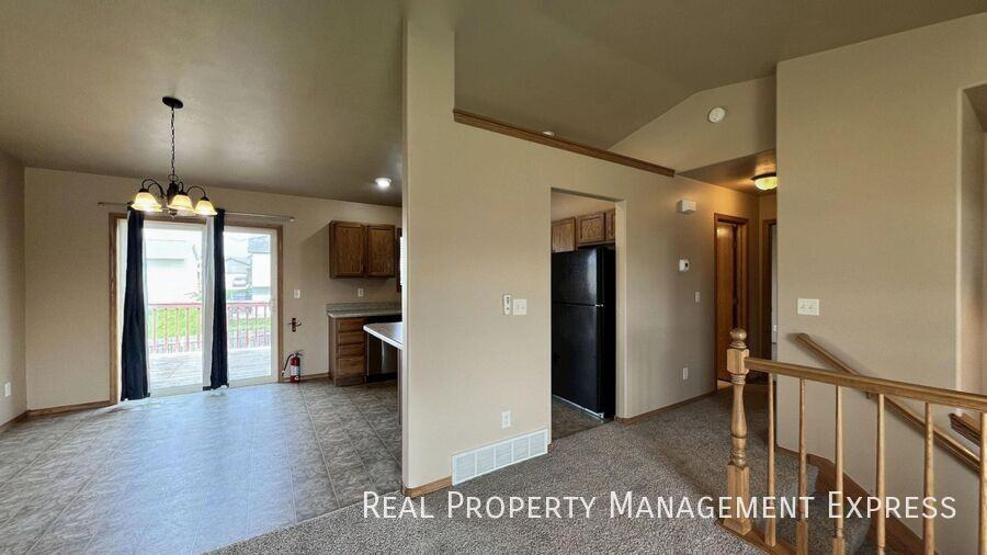 2508 N Aidan Ave - Photo 3 of 29