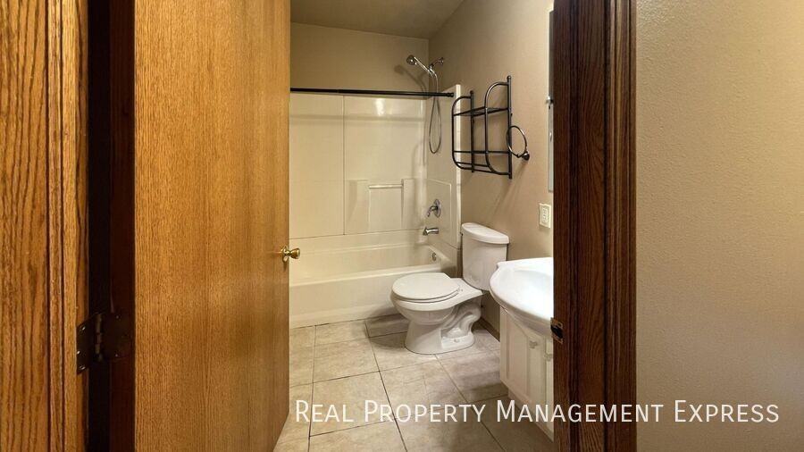 2508 N Aidan Ave - Photo 6 of 29