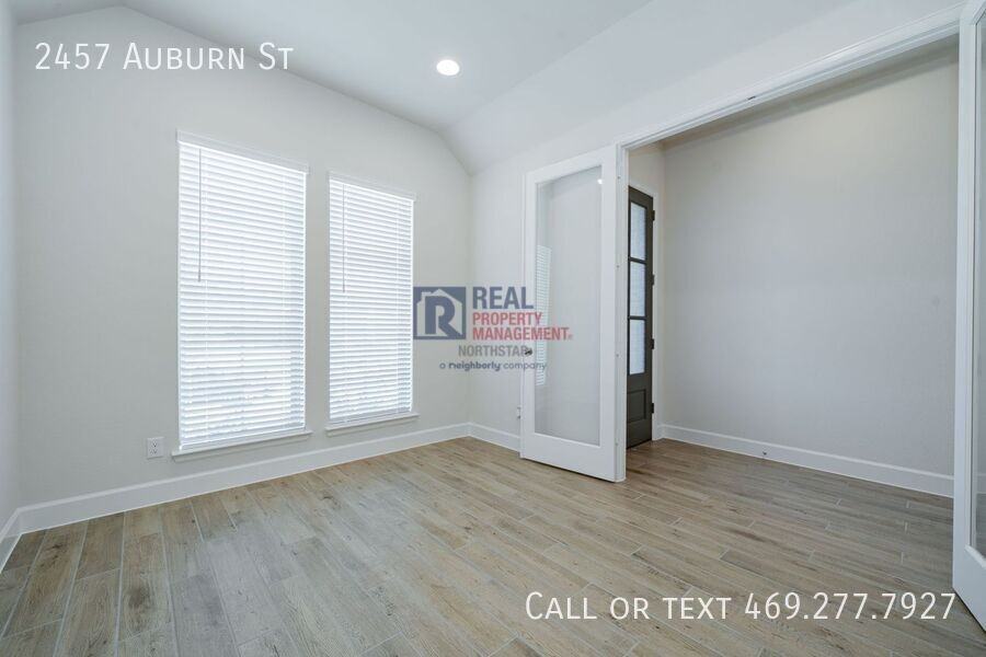 2457 Auburn St - Photo 4 of 32