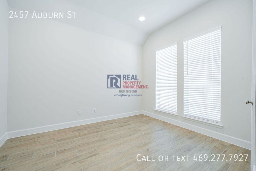 2457 Auburn St - Photo 5 of 32