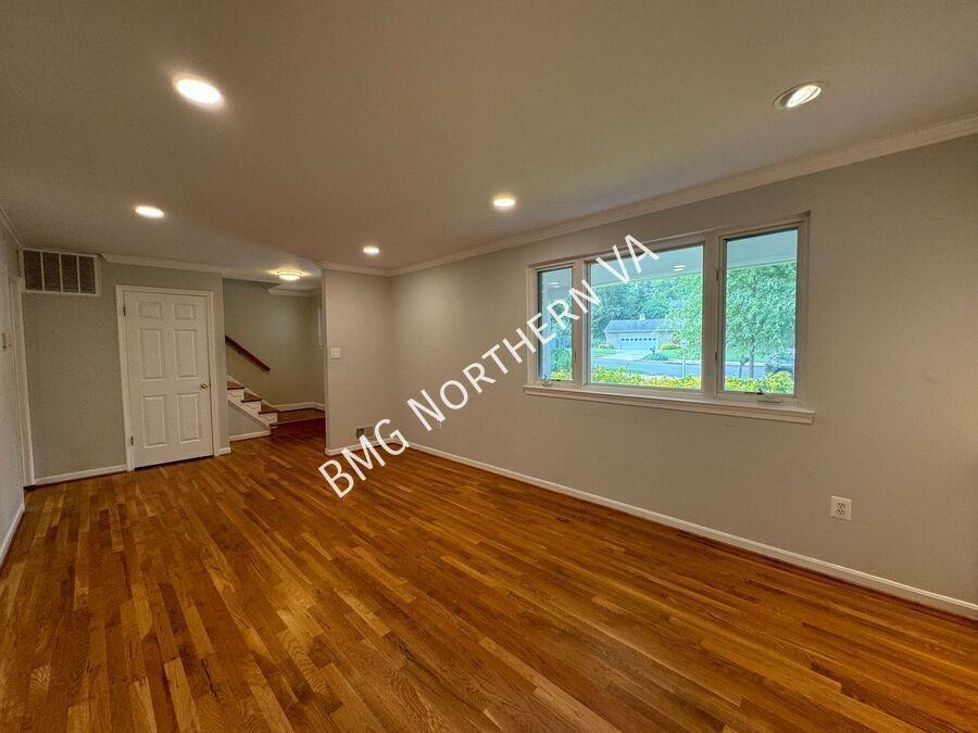 5406 Gainsborough Dr - Photo 4 of 37