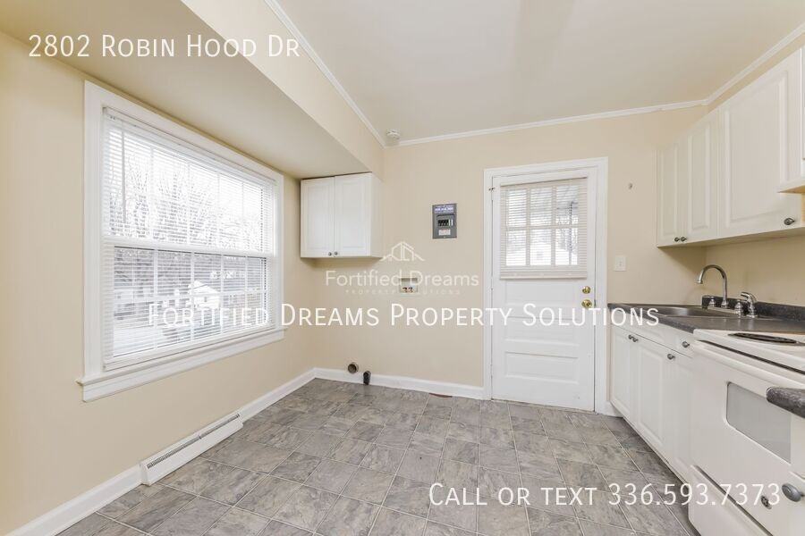 2802 Robin Hood Dr - Photo 7 of 15