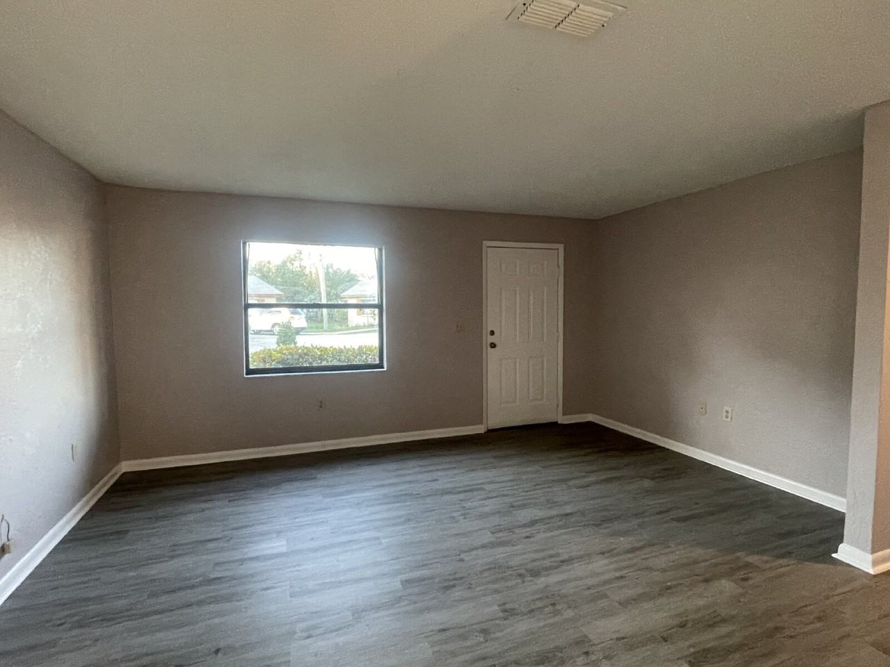 493 Las Palmas Cir - Photo 2 of 8