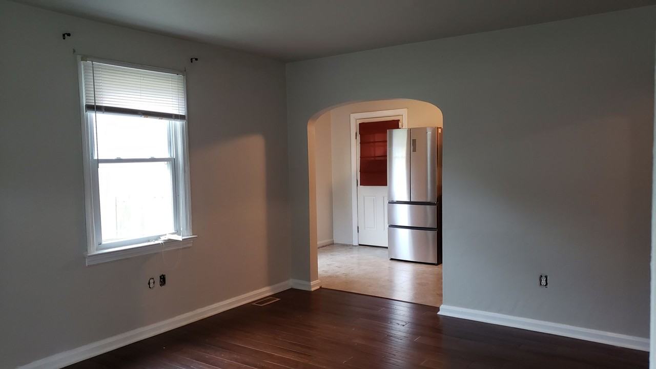 324 E Leicester Ave - Photo 3 of 17
