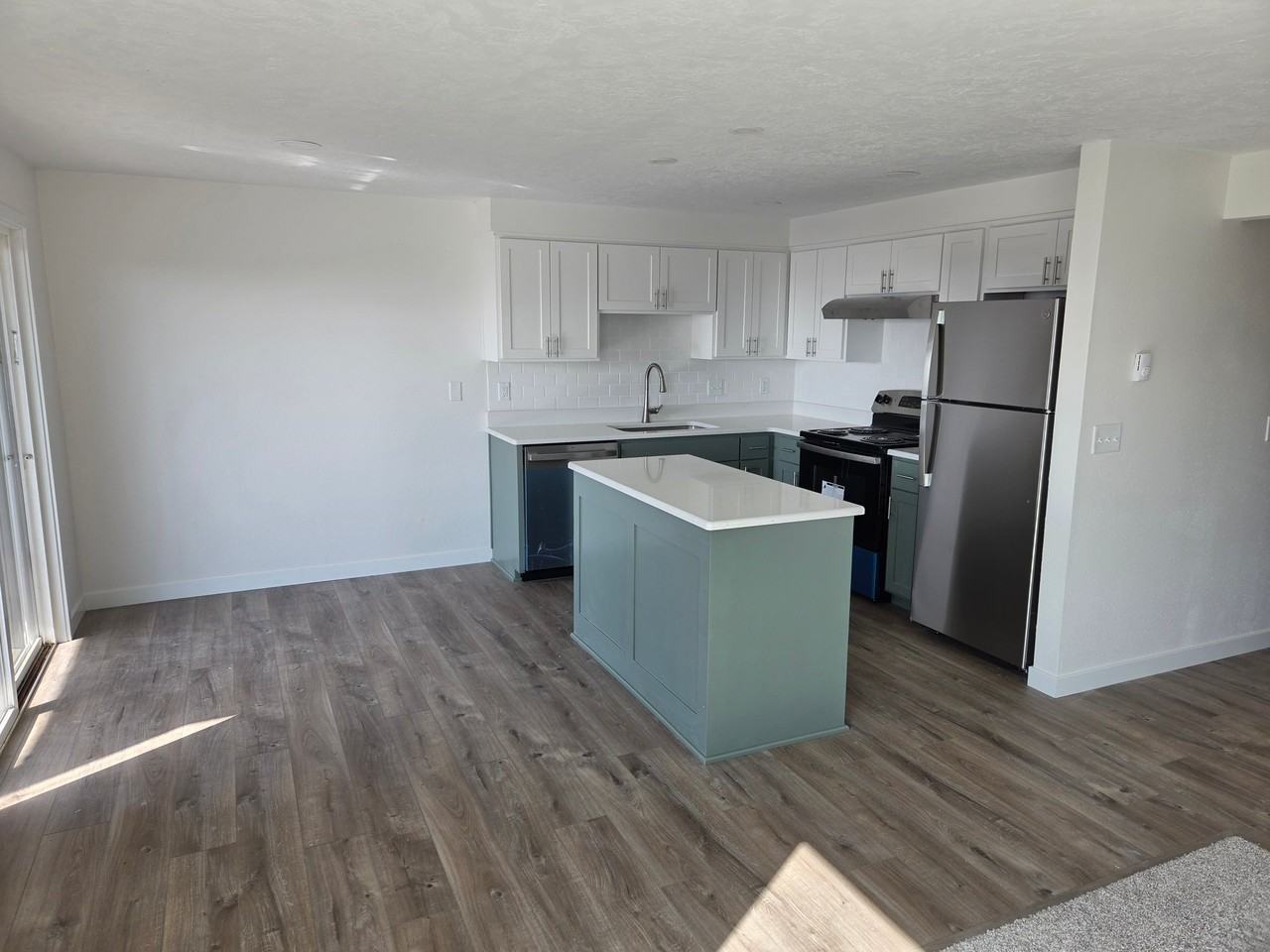 531 Nw Brook St #6 - Photo 3 of 11
