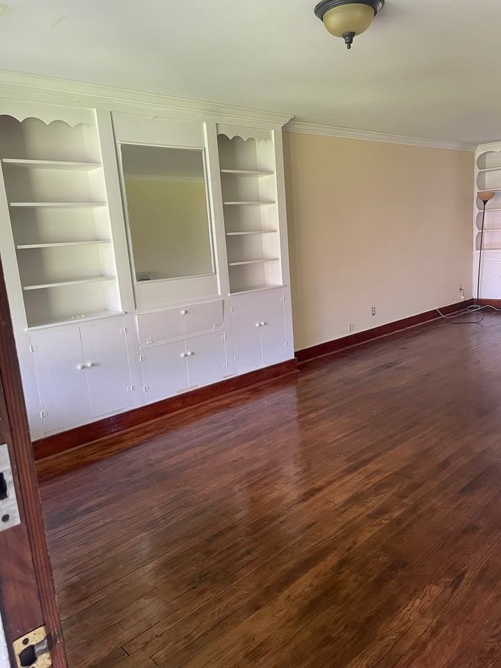 617 W Market St - Photo 3 of 5