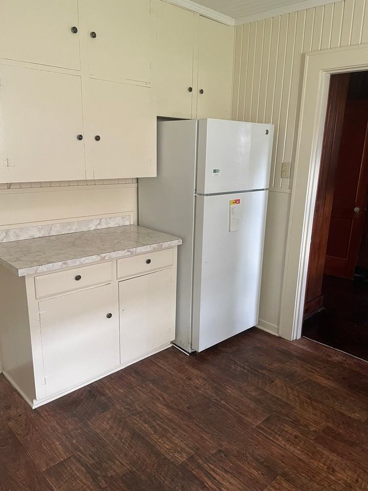 617 W Market St - Photo 5 of 5