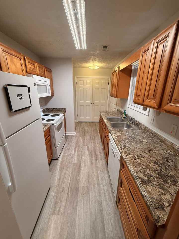 1003 Moulton St E - Photo 6 of 20