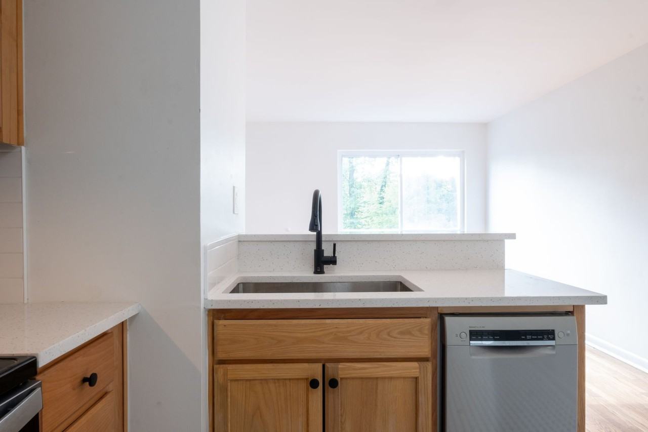 1437 Lucile Ave Sw #8 - Photo 4 of 20