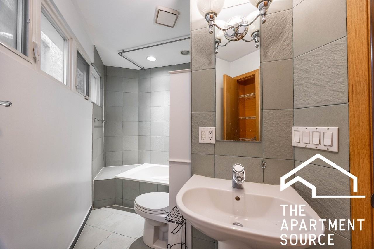 1049 N Winchester Ave #2 - Photo 7 of 17