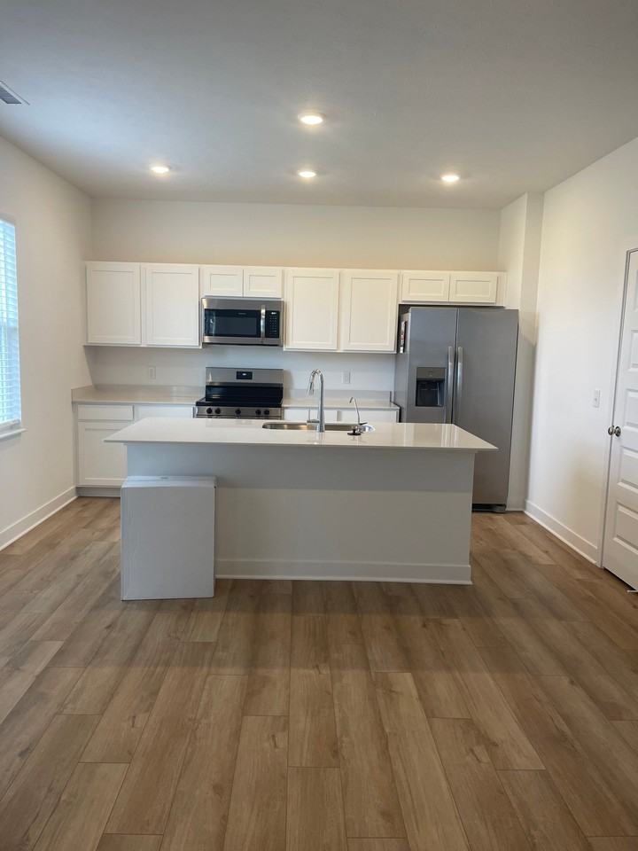 1717 Woods Edge Dr - Photo 3 of 13
