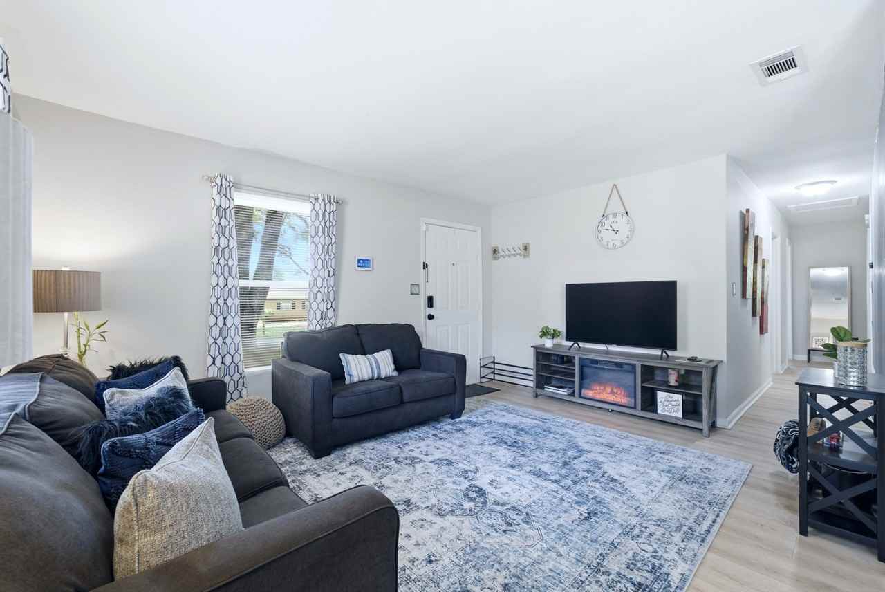 818 Dedmon Dr - Photo 4 of 17