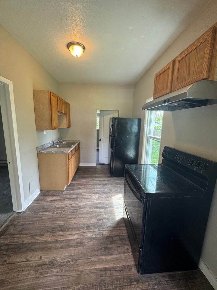 223 Charles St - Photo 4 of 7