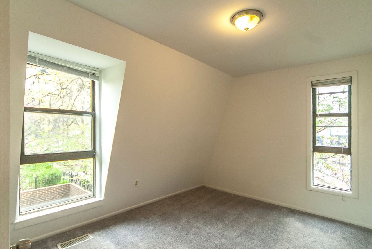 1329 Riggs St Nw - Photo 4 of 9