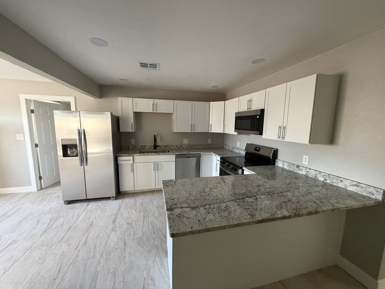 2501 W Sweetwater Ave - Photo 2 of 23