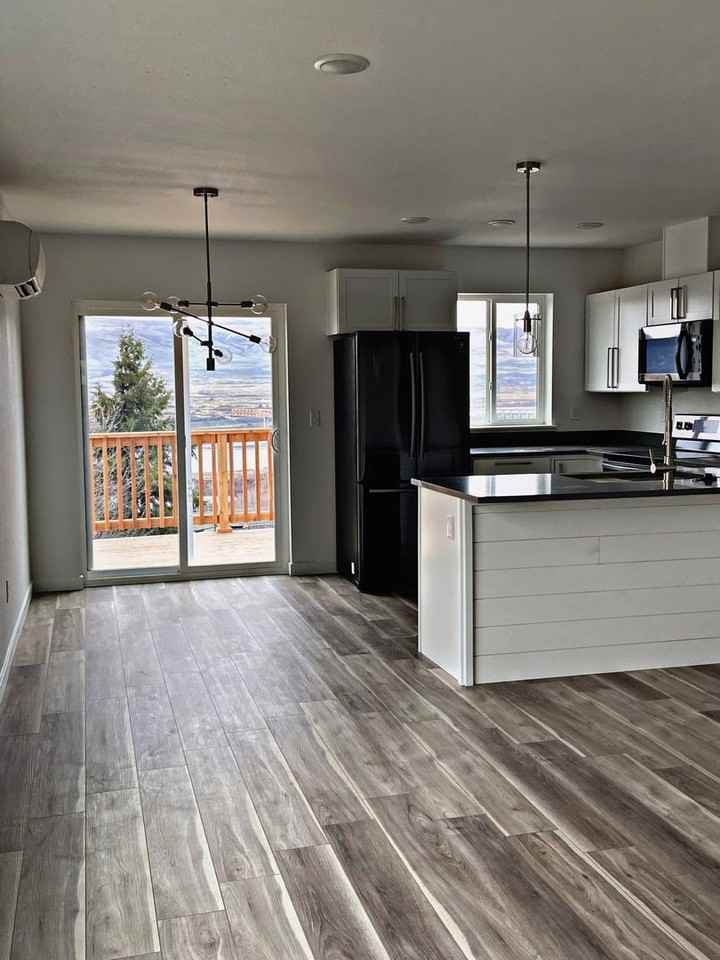 2719 E 9th St - Photo 4 of 13
