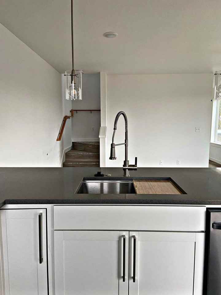 2719 E 9th St - Photo 5 of 13