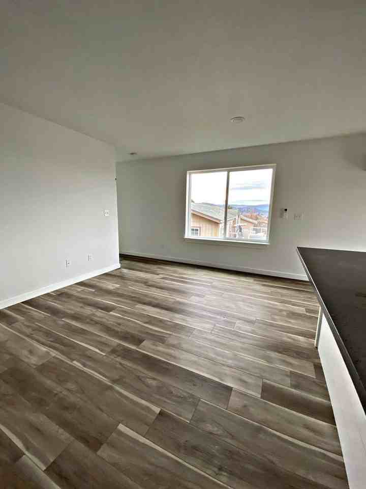 2719 E 9th St - Photo 6 of 13