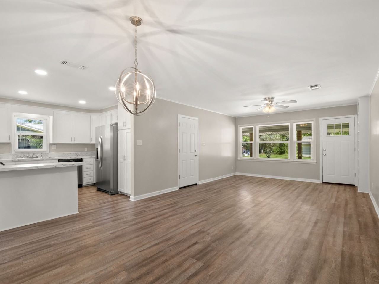 411 Allen St - Photo 3 of 11