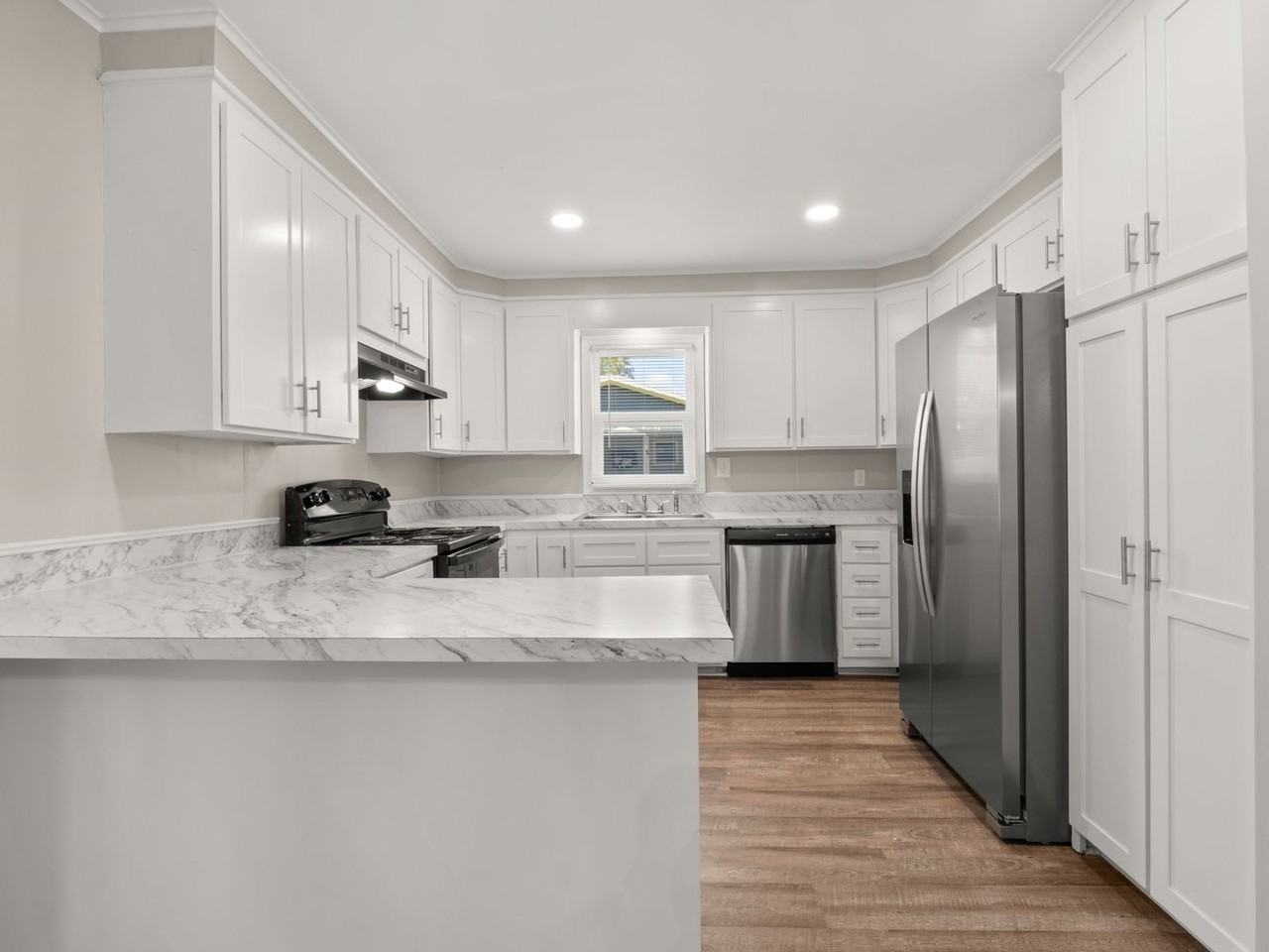 411 Allen St - Photo 4 of 11