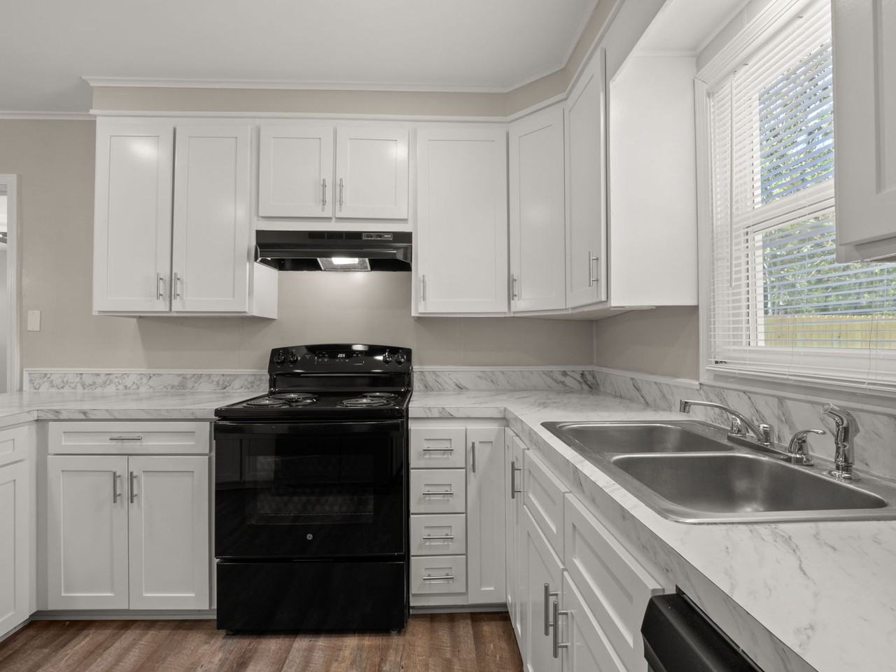 411 Allen St - Photo 5 of 11