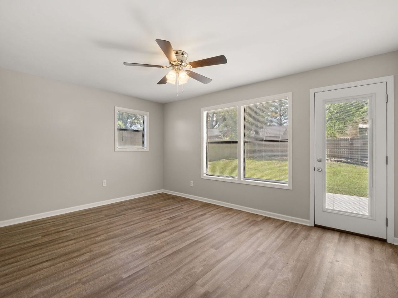 411 Allen St - Photo 6 of 11